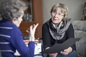 Die Biografinnen lassen sich Lebenserinnerungen erzählen. Hier ist Rosemarie Mieder im Gespräch mit einer alten Dame.