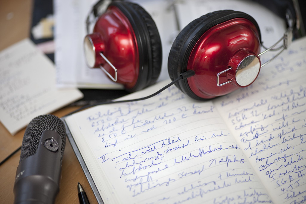 Mit Mikrofon und Kopfhörer: so arbeiten die Biografinnen an einem Hörbuch voller Lebenserinnerungen.